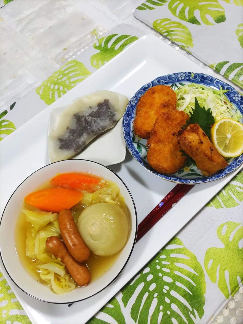 Snapdishの料理写真:玉ねぎまるまんまポトフとコロッケと北京ダック包む皮の春巻きと皮のおやつあんこ包みです🍀|rikako♪。.:＊さん