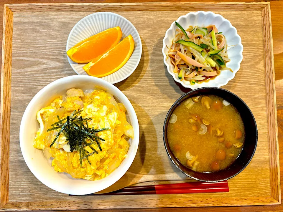 今日の夜ご飯(親子丼、もやしサラダ、なめこ汁、オレンジ)|cocomikaさん