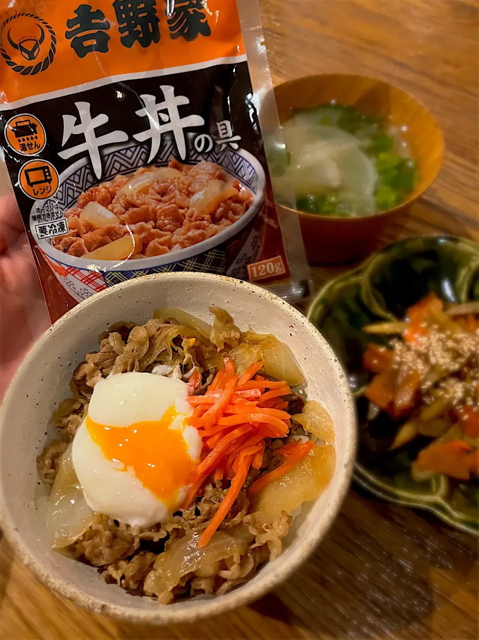 吉野家「冷凍牛丼の具」で温玉のせ牛丼|まーさん