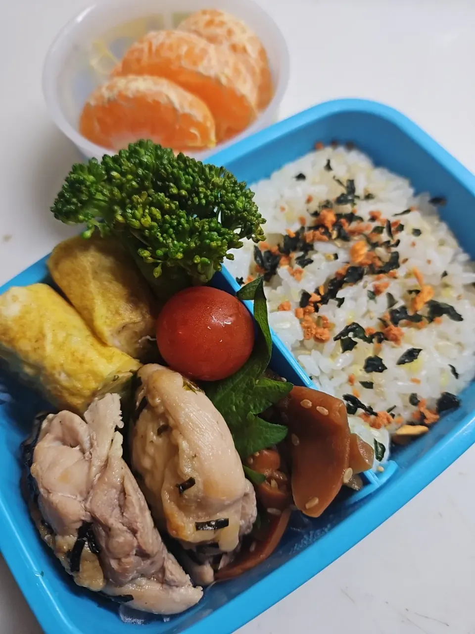 Snapdishの料理写真:☆春休み弁当☆玄米入り鮭若芽ごはん、ブロッコリー、ミニトマト、金平牛蒡、鶏磯焼き、シラス葱卵焼き、デコポン|ｼｮｺﾗさん