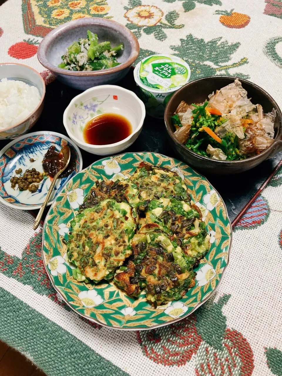 grandmaの晩ごはん☆ 今夜はワケギネギ､豆腐、卵、竹輪でチヂミ…おネギの酢味噌和え、花芽の白だしびたし…今日の写真は緑🟢|kaoriさん