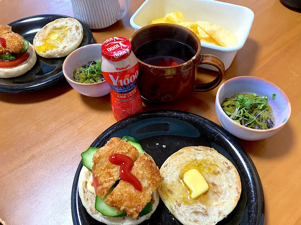 ライ麦入りイングリッシュマフィン見つけた💕のでNZグラスフェッドバター＆蜂蜜、ヒレ残りでオープンサンド→食べにくかった笑|さくたえさん