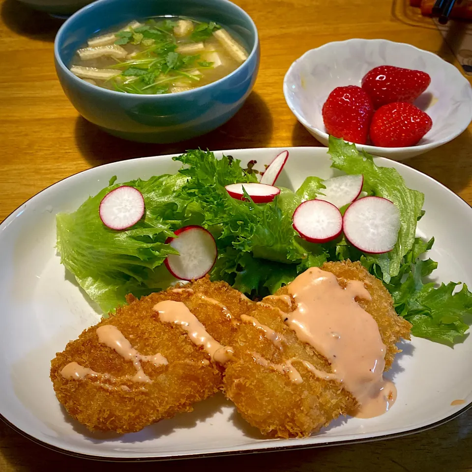 Snapdishの料理写真:海老カツのオーロラソースかけと、なめこと豆腐の味噌汁|もえさん