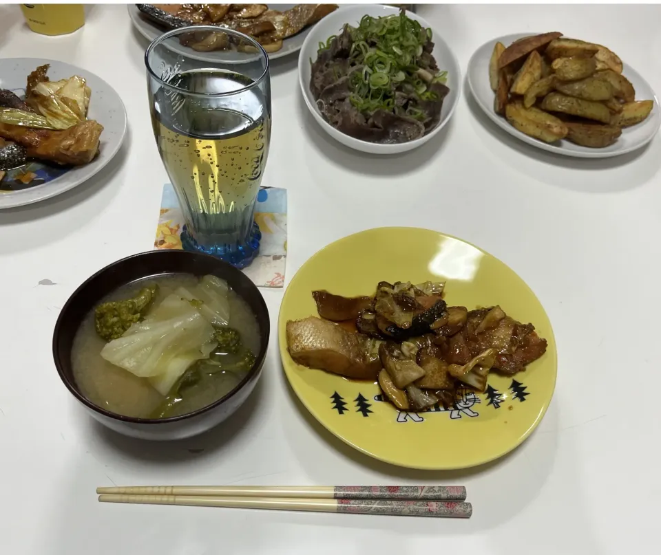 Snapdishの料理写真:晩御飯☆新じゃがの揚げ焼きポテト☆厚切り鮭のヨシダソース漬け焼き（キャベツ・エリンギ）☆豚タンとしめじの葱塩レモン☆みそ汁（ブロッコリー・キャベツ・新じゃが）|Saharaさん