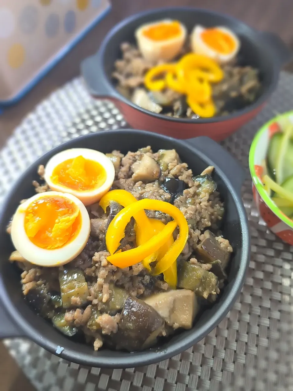 Snapdishの料理写真:ナスの肉味噌丼＆キュウリとセロリの酢漬け|テケテケさん