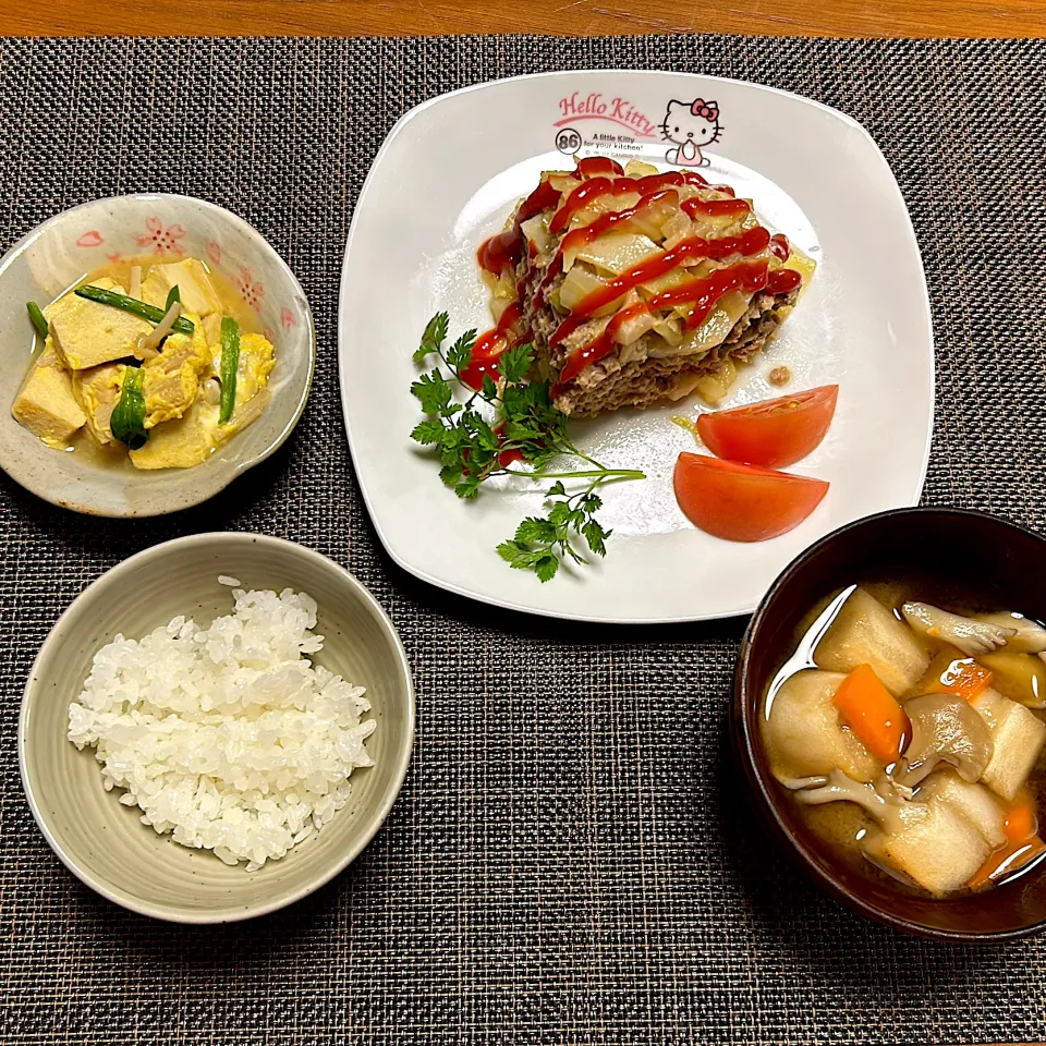 ひき肉と野菜の重ね煮(ミンチ、玉ねぎ、ニラ、キャベツ、じゃがいも)、トマト|柚子きりかさん