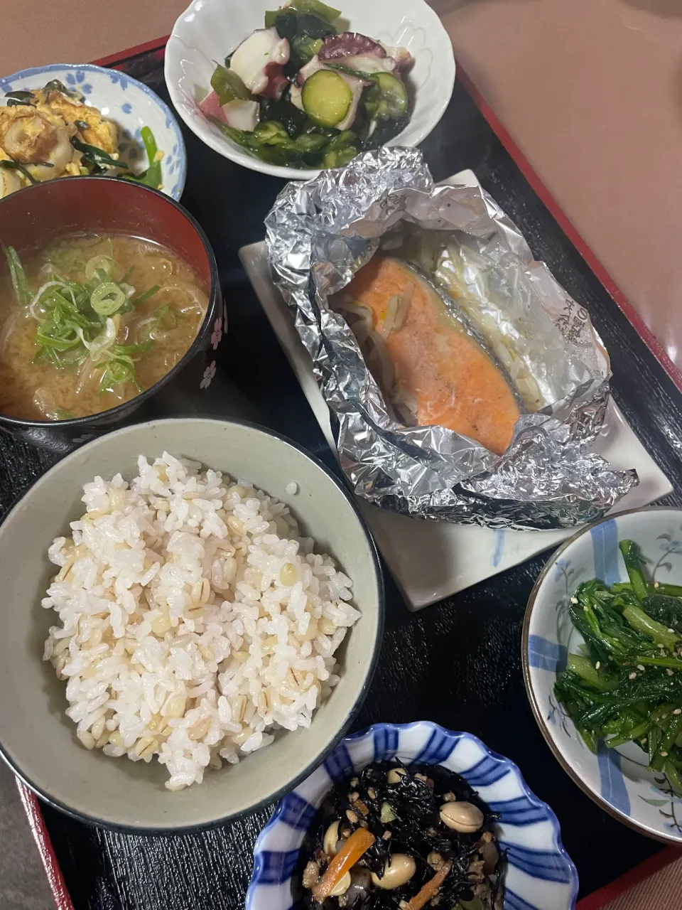 鮭のホイル焼き　キューリとタコの酢の物　ニラ卵炒め　春菊の胡麻和え　ひじき　味噌汁|チャコぴーさん