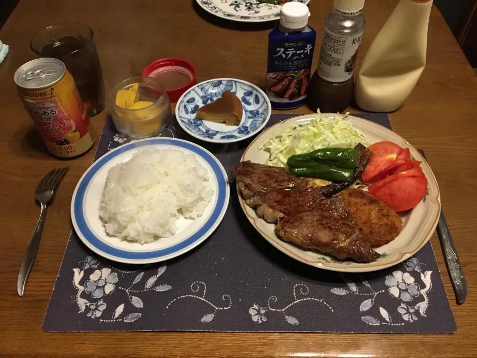 ご飯、ビフテキ、茄子とピーマンの炒め物、揚げ焼きコロッケ、トマト、千切りキャベツ、沢庵、サントリーカシスオレンジノンアル、烏龍茶、炊飯器で焼いたガトーマジックケーキ(夕飯)|enarinさん