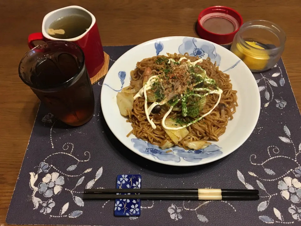 大盛りソース焼きそば、沢庵、揚げニンニクとワカメ入りタマネギスープ、烏龍茶(昼飯)|enarinさん