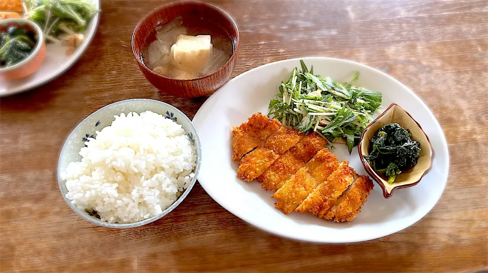 チキンカツ・ほうれん草の胡麻和え・水菜サラダ・豆腐の中華スープ・ご飯|ちびろ菌さん