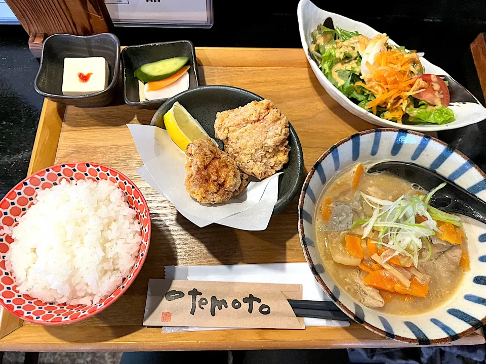 Snapdishの料理写真:鶏の唐揚げともつ煮込み定食|じょんさん