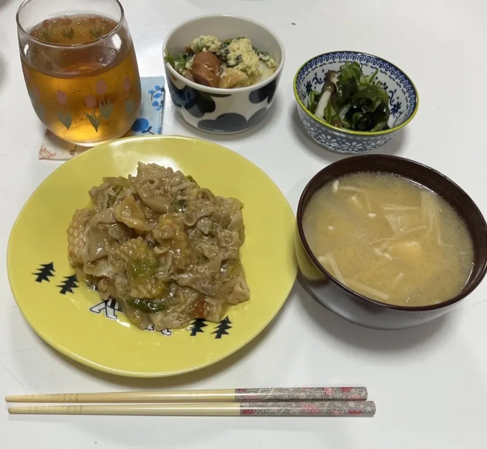 晩御飯☆野菜炒め甘酢餡（イカ・豚こま・エリンギ・葱）☆酢の物（胡瓜・ワカメ・しめじ）☆ほうれん草炒め（ちくわ・ウインナー・卵・ほうれん草）☆みそ汁（厚揚げ・大根・えのき）|Saharaさん