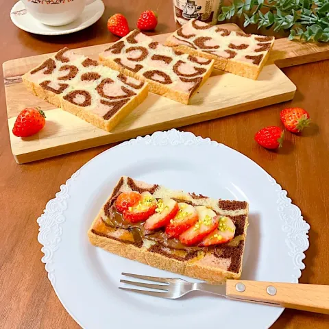 「ファミリーカップ 香るチョコレートクリーム」を使ってみたSnapdishの料理・レシピ写真:ヒョウ柄食パン〜チョコレートクリームを添えて