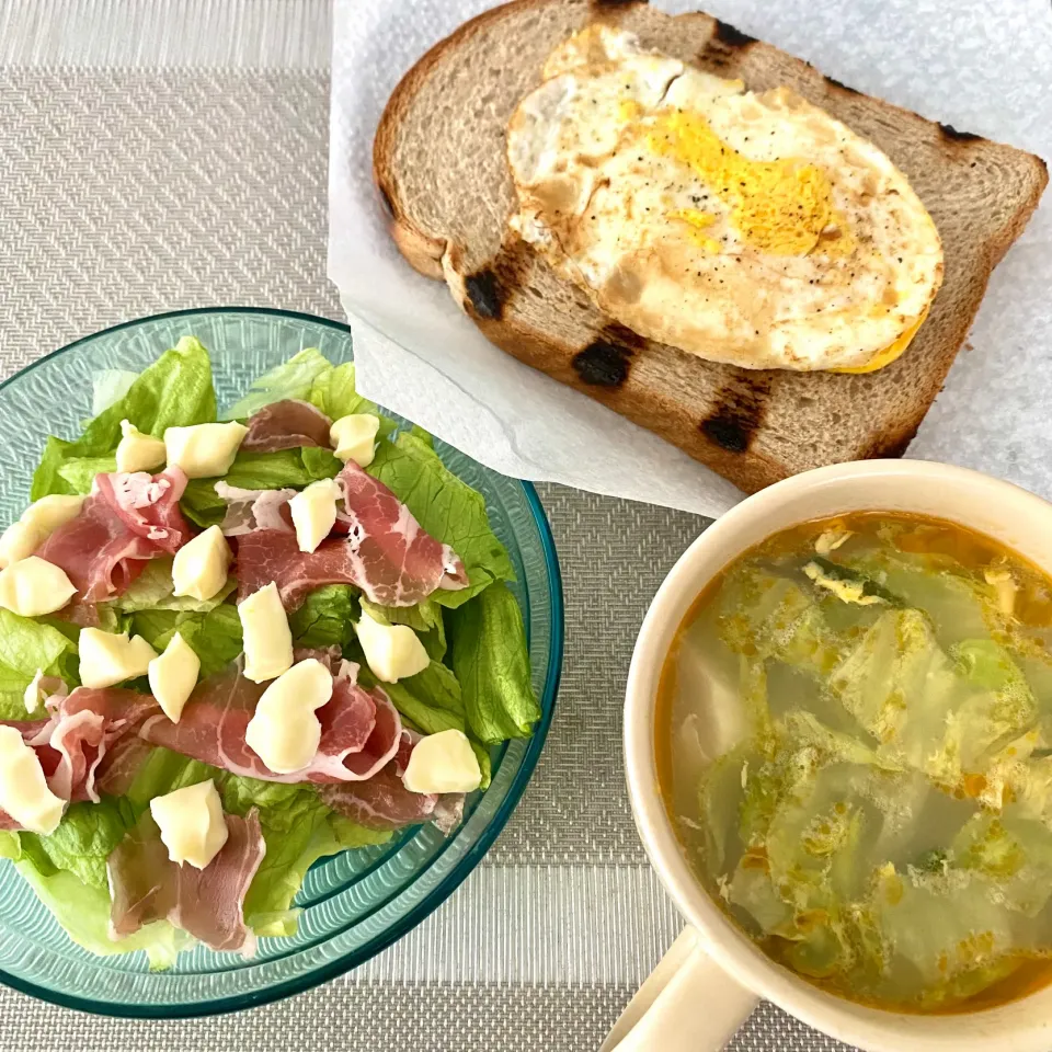 Snapdishの料理写真:生ハムチーズサラダ、玄米食パン目玉焼きトースト、中華レタススープ|ららさん