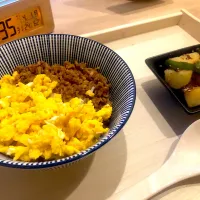 そぼろ丼❁じゃがいもピーマン炒め|なんぷぅさん