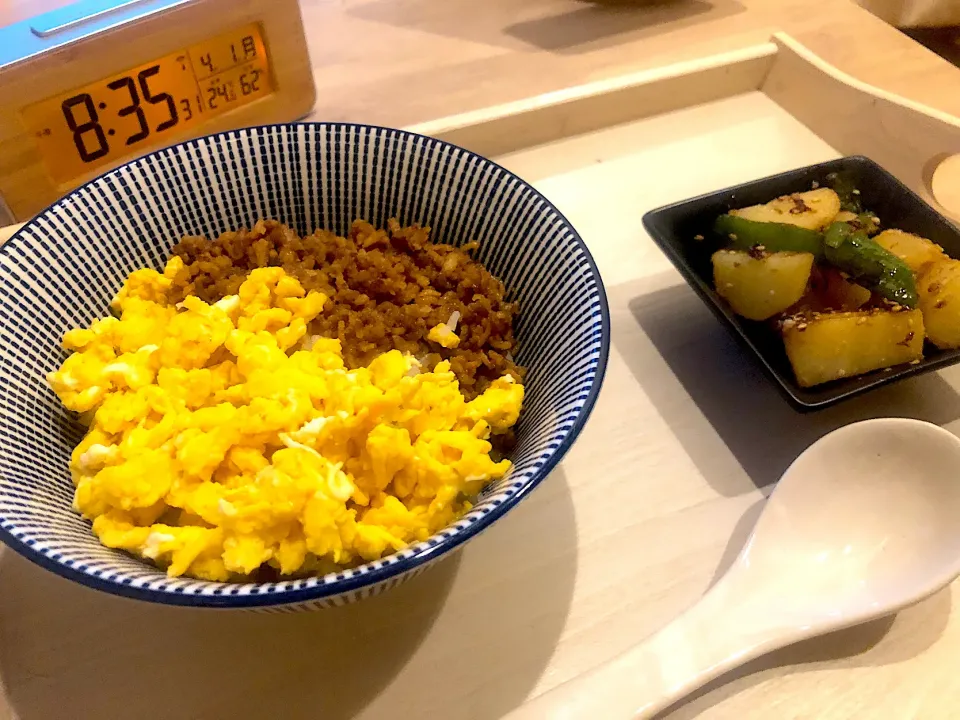 そぼろ丼❁じゃがいもピーマン炒め|なんぷぅさん