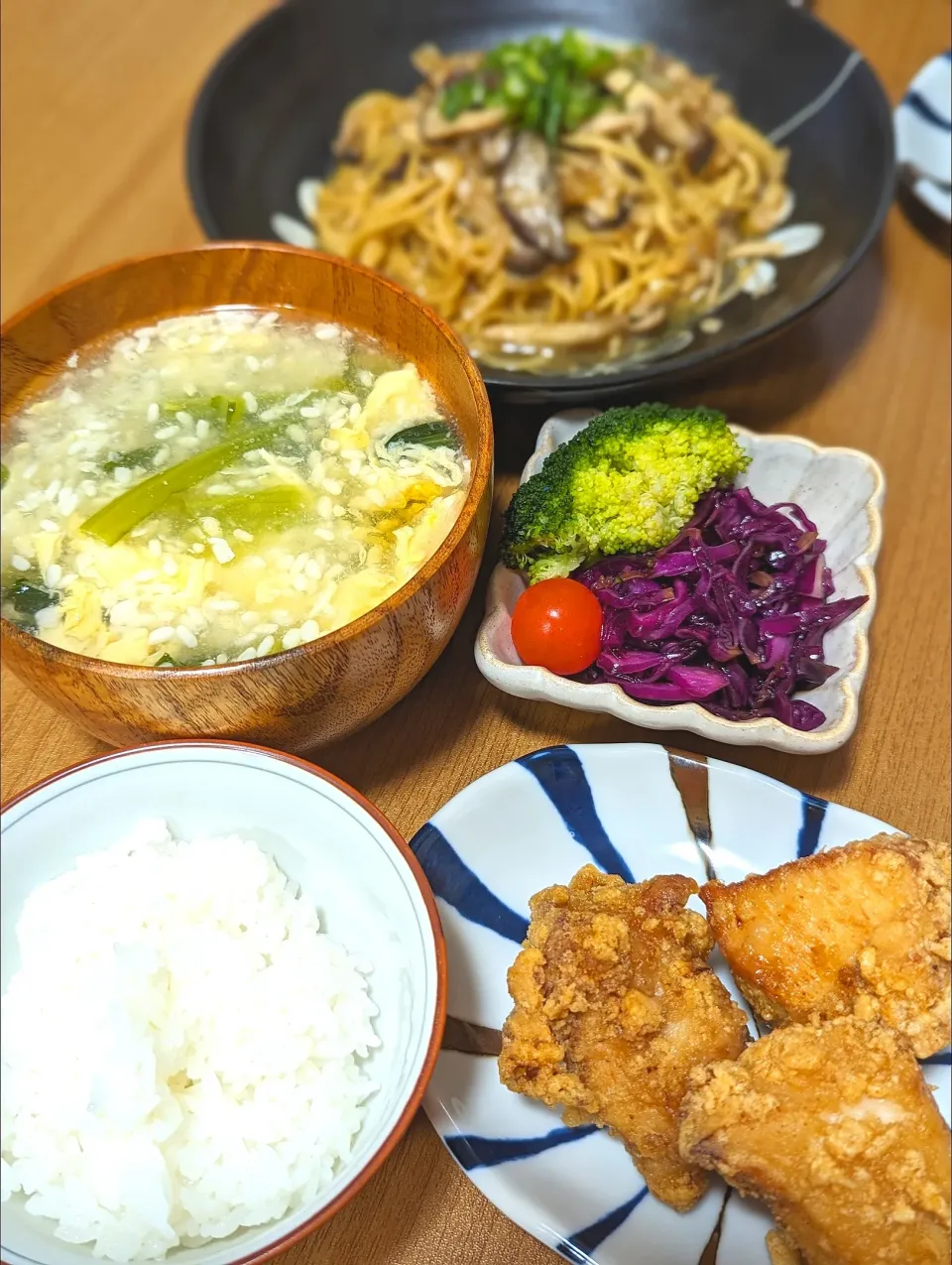 醤油麹から揚げ　小松菜と卵のとろみ塩麹スープ　　
紫キャベツラペ　キノコの和風パスタ|としちゃんさん