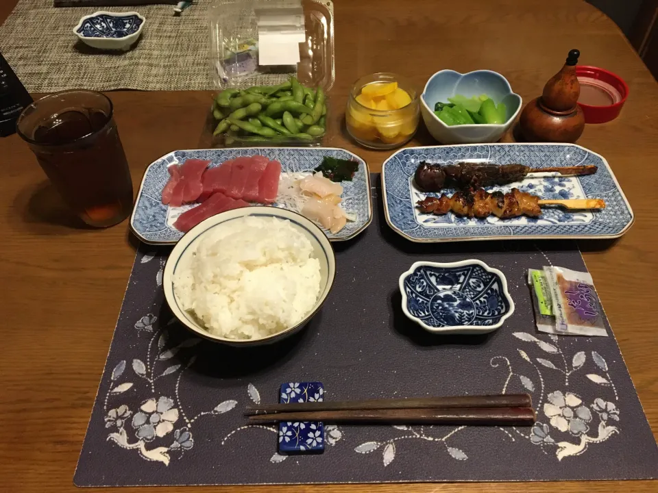 ご飯、きはだまぐろの刺身、つぶ貝のお造り、串物2点(鳥レバー串、鳥もも肉とニンニク串)、枝豆、沢庵、小松菜のお浸し、烏龍茶(夕飯)|enarinさん