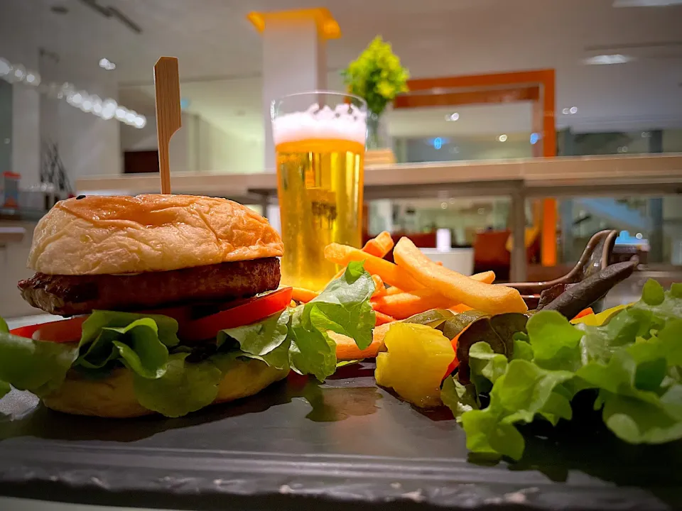 Snapdishの料理写真:ハンバーグ 🍔  。ビル🍺 |270w178bさん