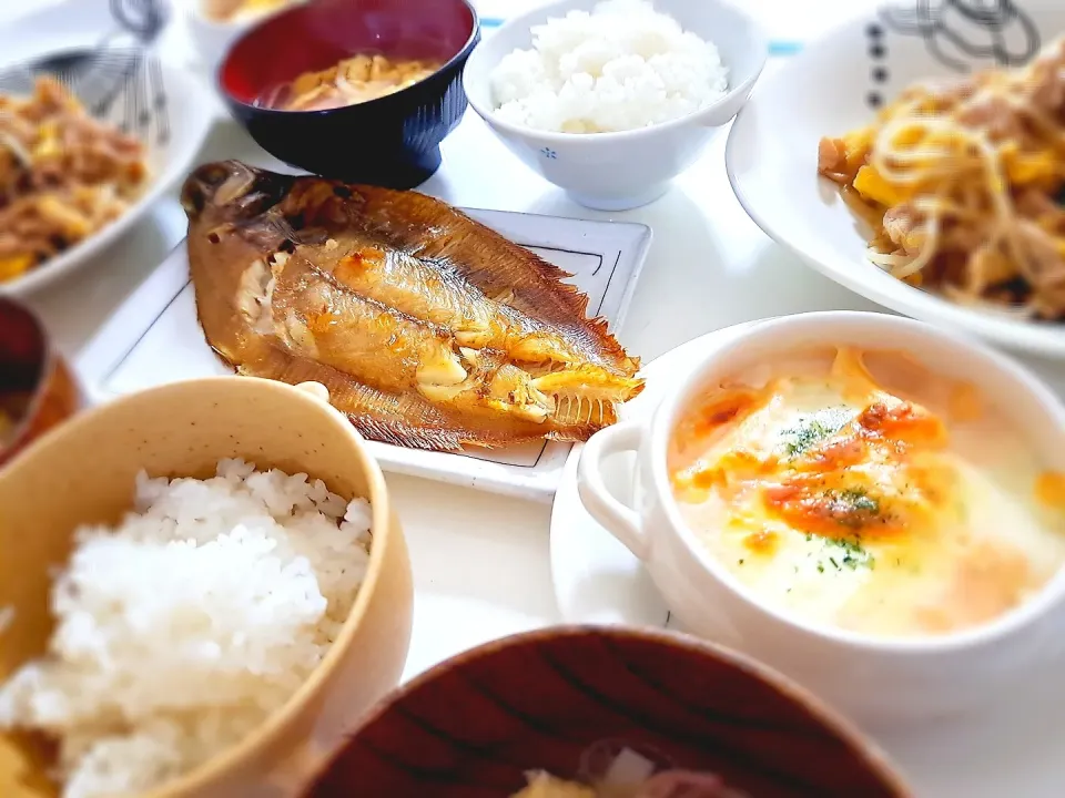 夕食(*ˊ˘ˋ*)
豚肉と舞茸の卵塩バター炒め
焼き魚( カレイ)
たらこポテトグラタン
カニカマと玉ねぎの卵スープ|プリン☆さん