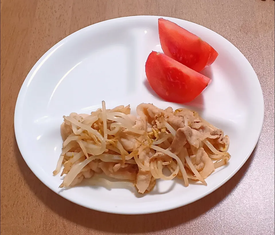 豚バラともやしの焼き肉のたれ炒め
トマト|ナナさん