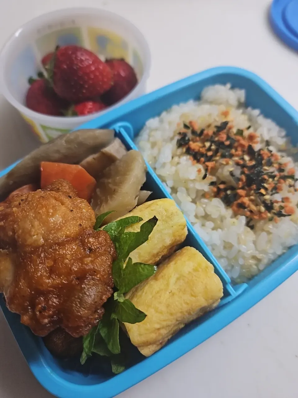 ☆春休み弁当☆玄米入り鮭若芽ごはん、筑前煮、唐揚げ、シラス葱卵焼き、いちご|ｼｮｺﾗさん