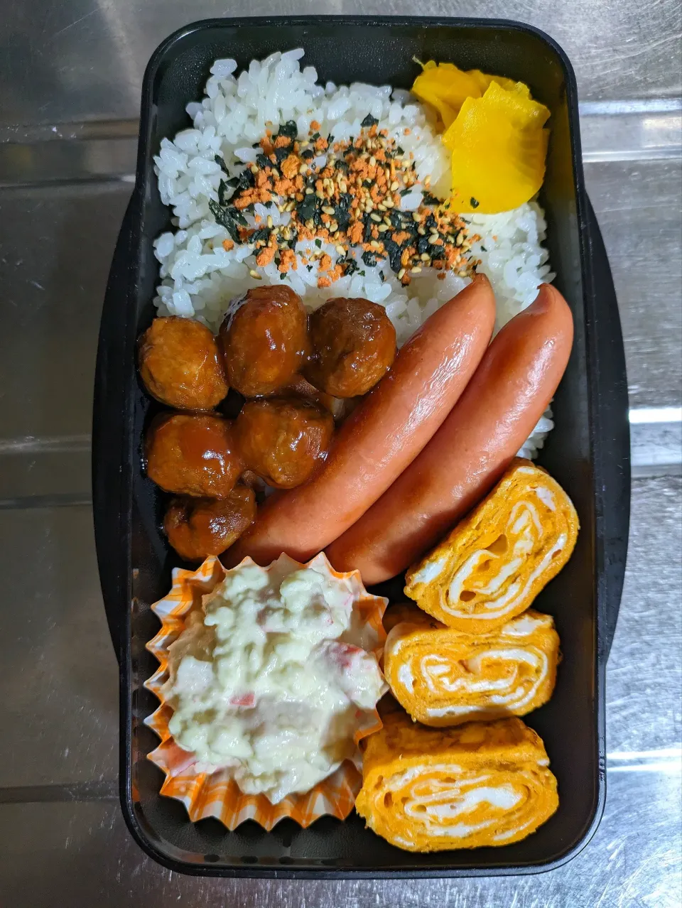 旦那弁当　2024/4/5

ミートボール
ウインナー
玉子焼き
ポテトサラダ|ユキヨメ♪さん