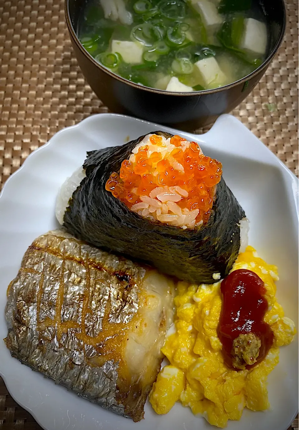 太刀魚の塩焼きと紅子おにぎり🍙|すくらんぶるえっぐさん