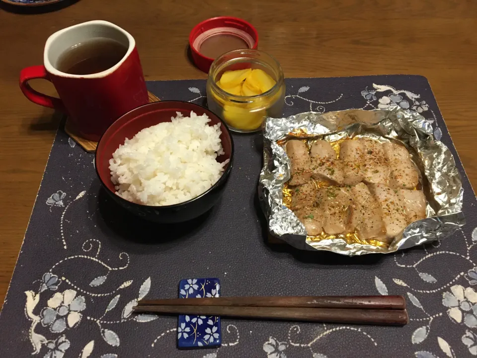 ご飯、鮪ソテー、沢庵、熱い烏龍茶(朝ご飯)|enarinさん