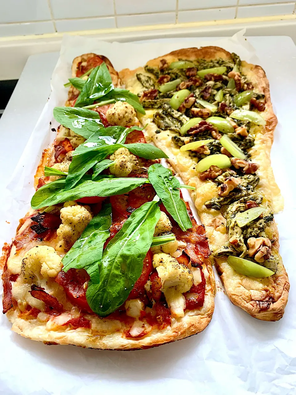 Pizza; Tomato Bacon & Cauliflower, Pesto Walnut & Grape|gonbenさん