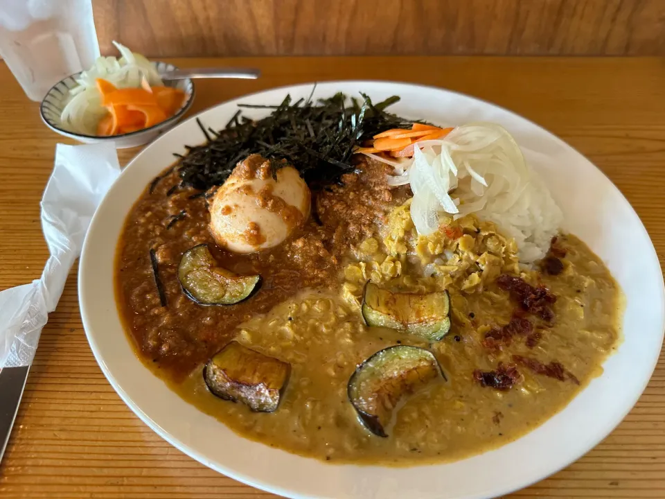 Snapdishの料理写真:レンズ豆🫘とナス🍆と極辛キーマクラシックのりだくあいがけ🍛味玉トッピング🥚ピクルスマシマシ🥒|buhizouさん