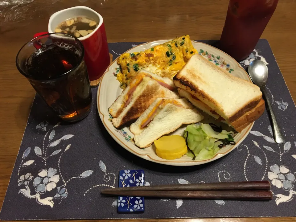 Snapdishの料理写真:ピザサンドイッチ、ニラ＆チーズ入り玉子焼き、茹でキャベツの塩昆布和え、沢庵、ワカメ＆揚げ玉ねぎ＆揚げニンニク入りタマネギスープ、烏龍茶(昼飯)|enarinさん