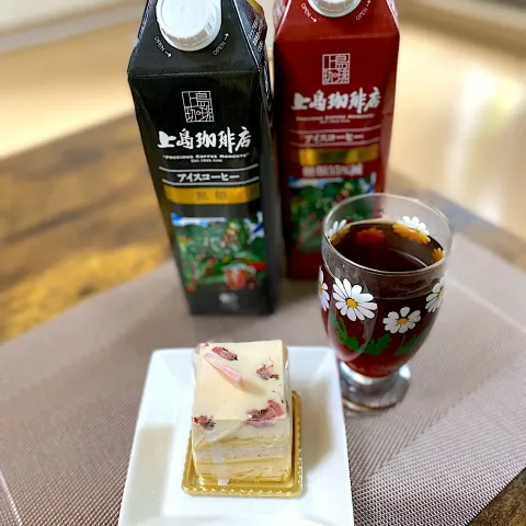 「上島珈琲店 アイスコーヒー 微糖 1000ml」を使ってみたSnapdishの料理・レシピ写真:モニター当選させて頂きました♡ ありがとうございます。甘いケーキにはコーヒーがよく合います☕️