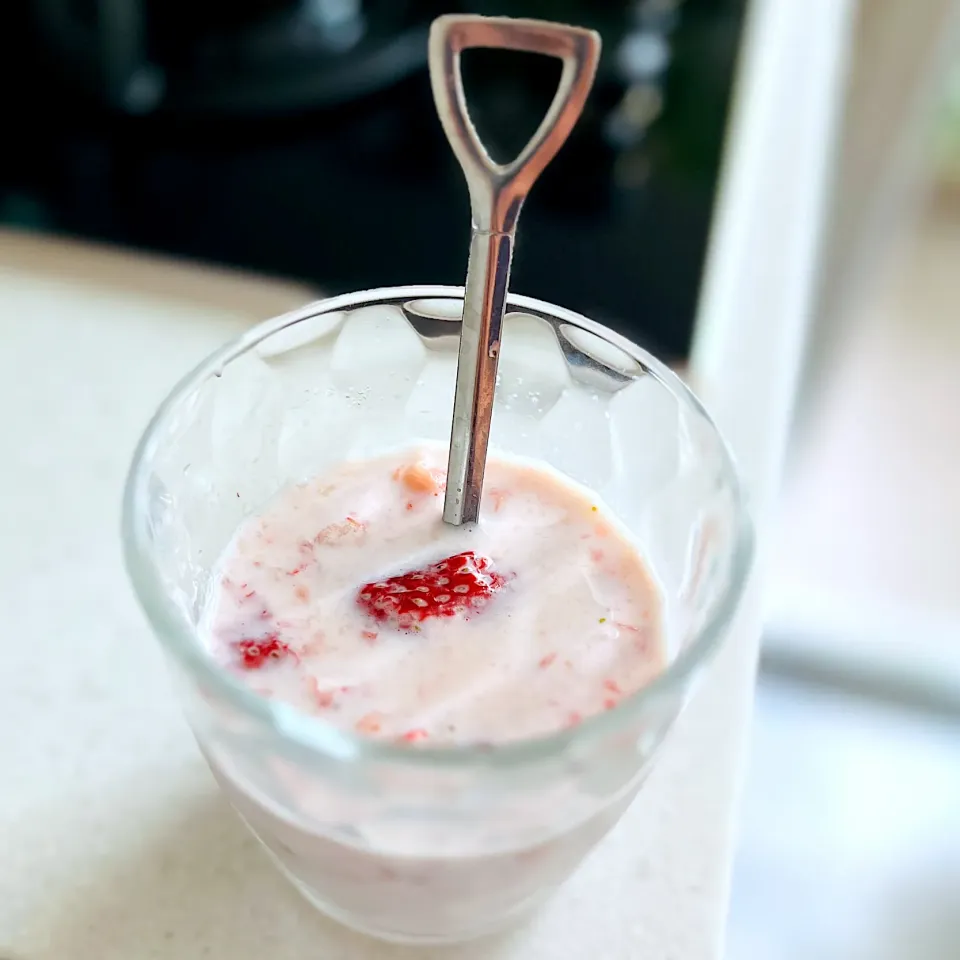 Fresh strawberries milk|Zhen Zhenさん