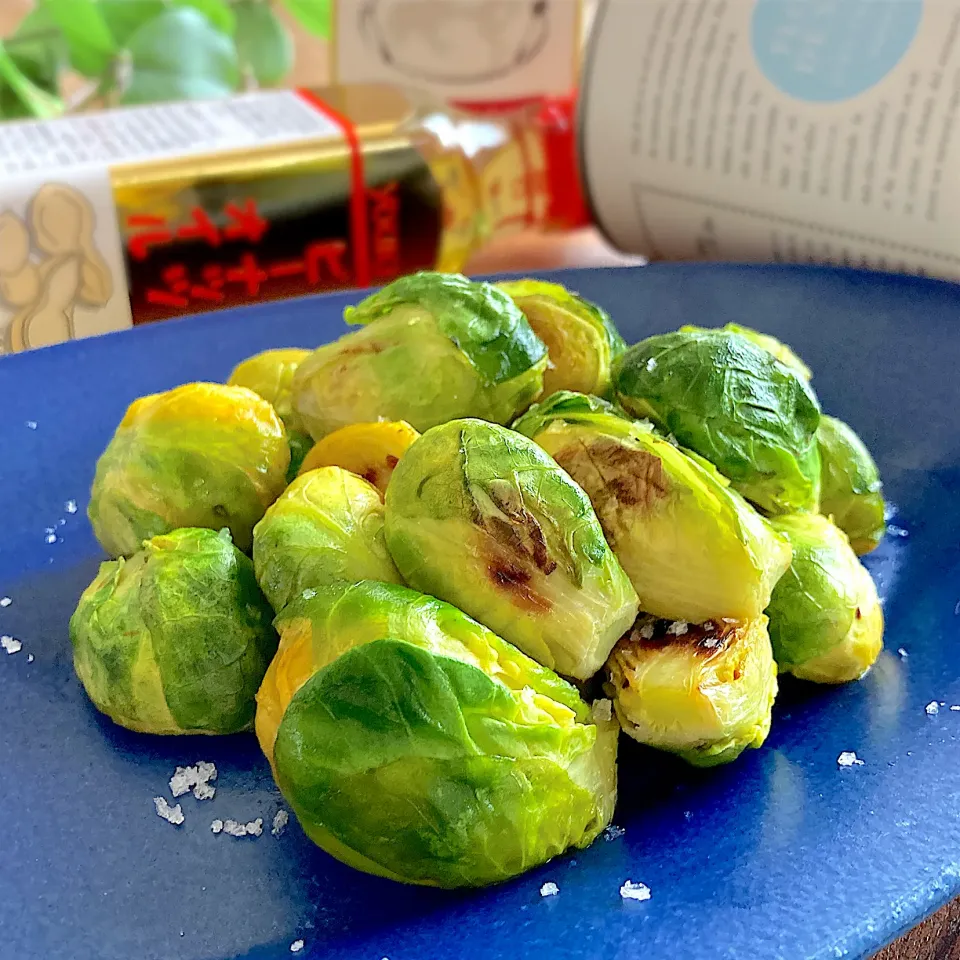 ピーナッツオイルで芽キャベツの蒸し焼き|みずほさん