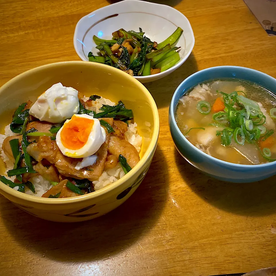 温玉のせ豚丼と、小松菜と舞茸のバター炒めと、豚汁|もえさん