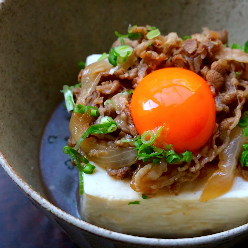 Snapdishの料理写真:冷凍牛丼の具をチンして半分をお豆腐半丁にのっけただけで副菜の出来上がり！|tamiさん