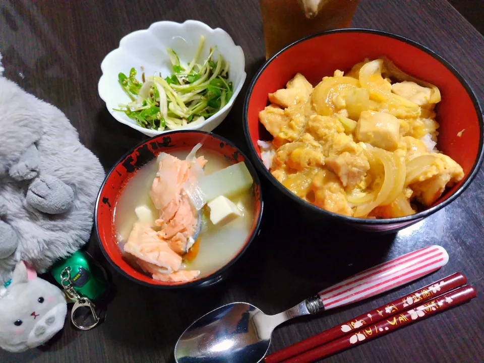 親子丼、鮭のあら汁、大根の皮と豆苗の塩昆布和え|サトリさん