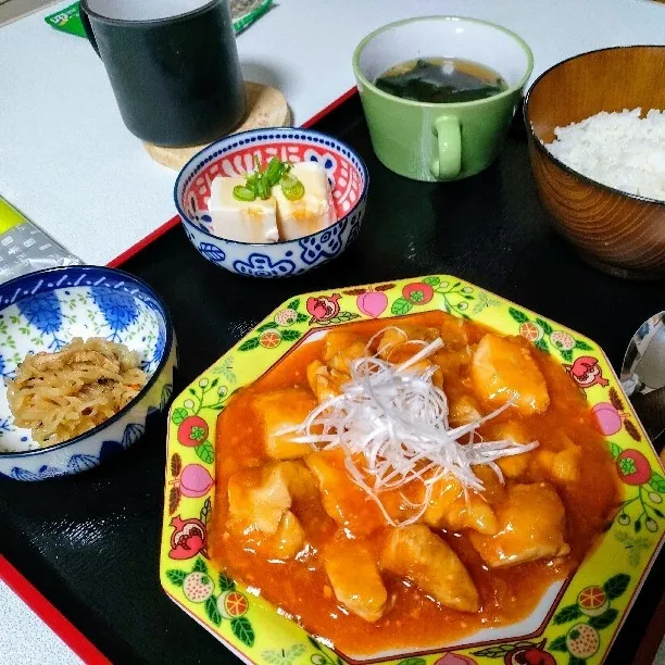 鶏むね肉のチリソース
切り干し大根
冷奴
醤油スープ
大盛りご飯。|ariyo4200さん