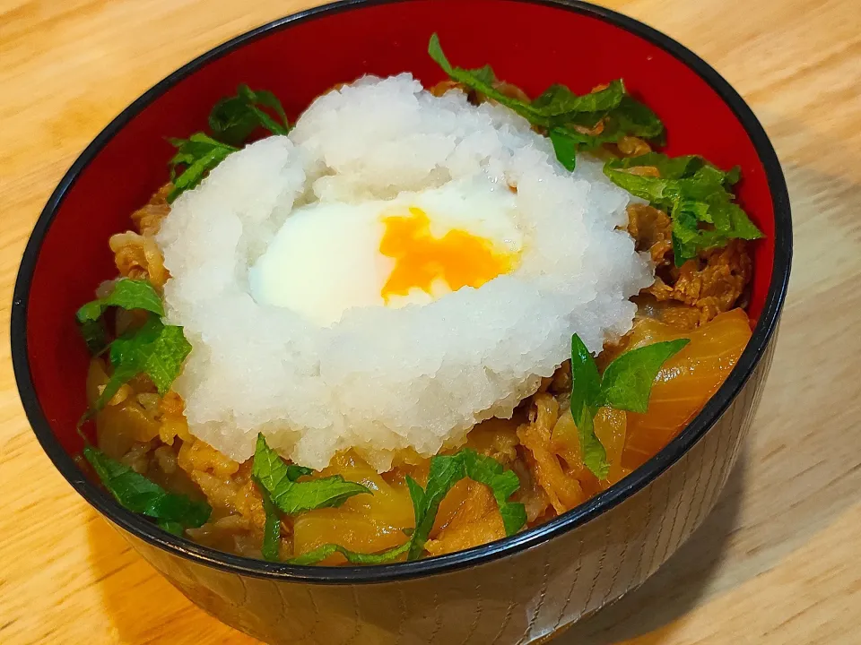 雪解けの季節となりました🌸

吉野家様の冷凍牛丼の具と
おろし大根・刻み大葉・温泉玉子で
おろし月見牛丼の完成💮

とってもお手軽で美味しかったです！|もちふさん