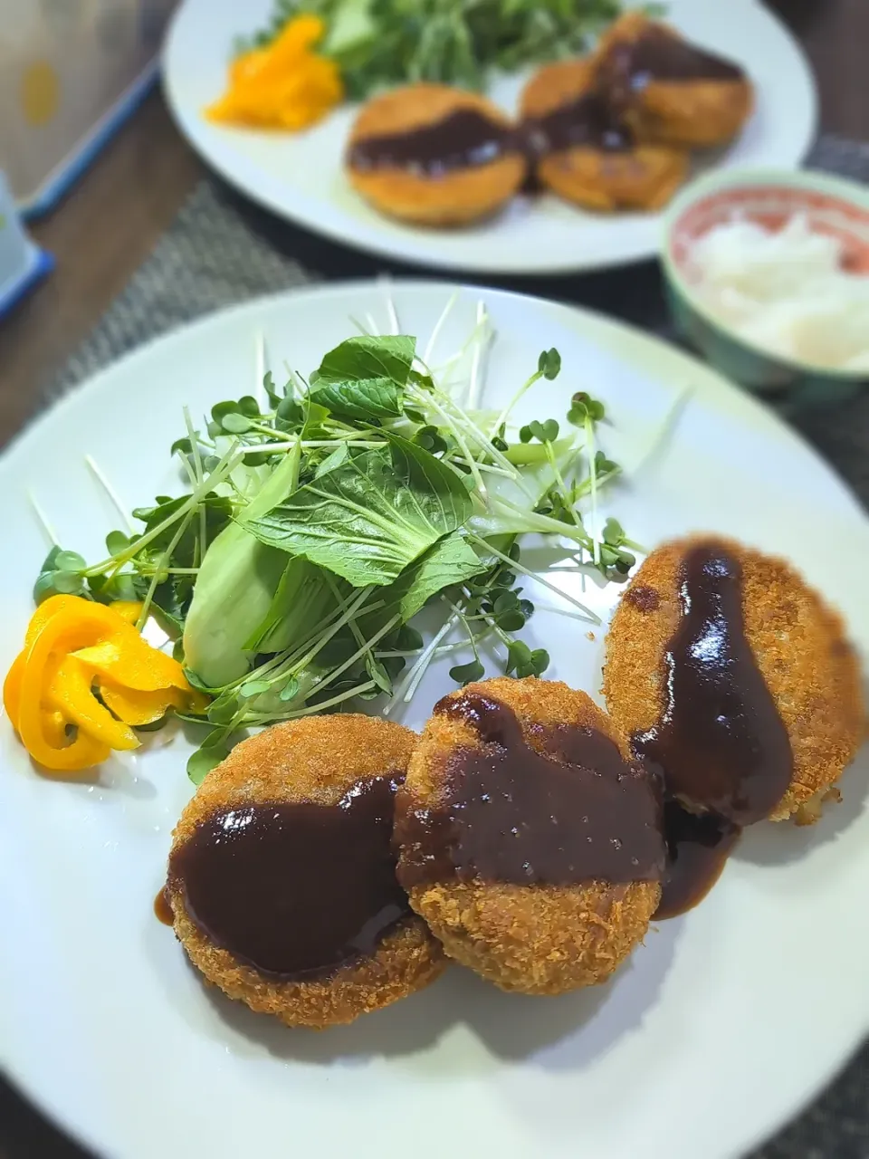 メンチカツ＆コロッケ＆カイワレとチンゲン菜のサラダ|テケテケさん