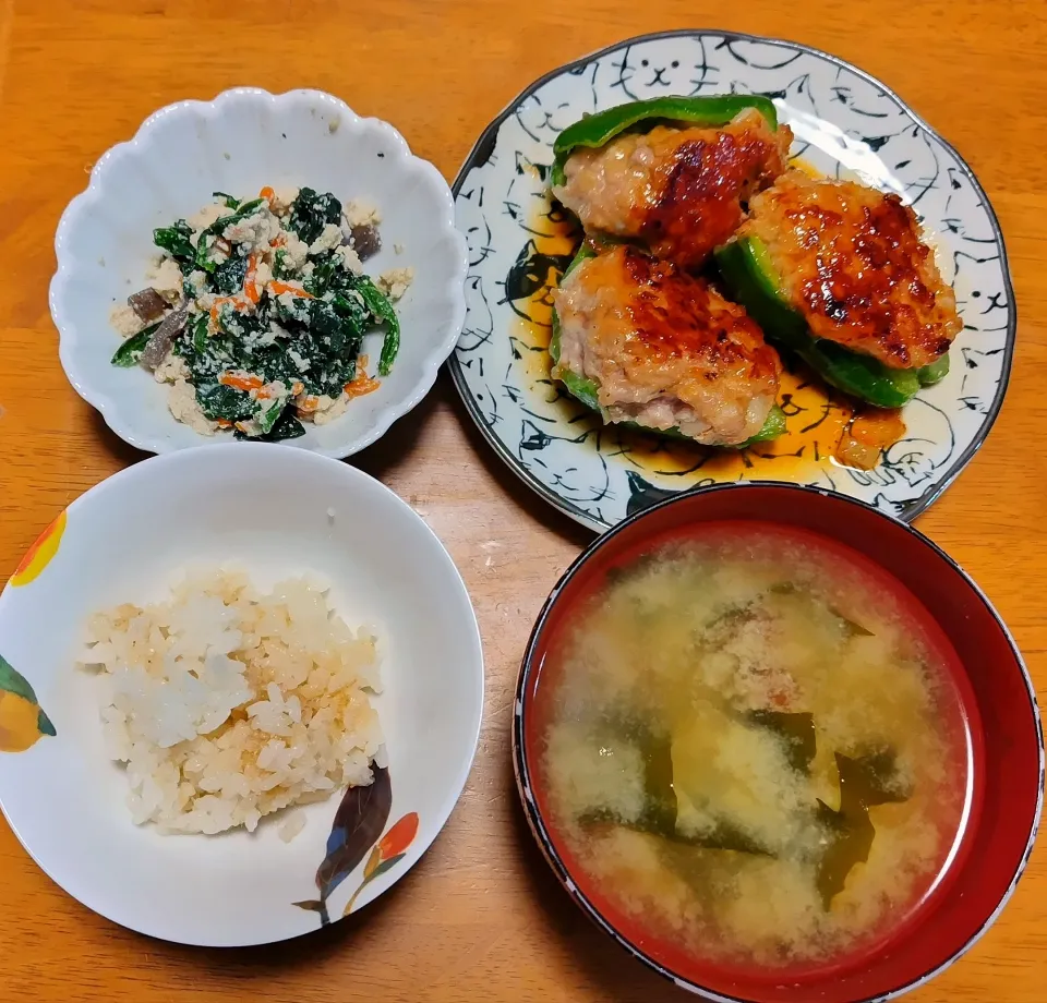 2024 0402　ホタテ缶の炊き込みご飯　ピーマンの肉詰め照り焼きソース　ほうれん草の白和え　なめことわかめのお味噌汁|いもこ。さん