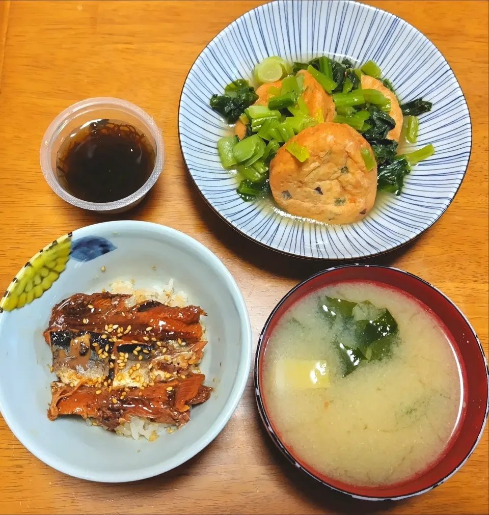 2024 0403　さんまの蒲焼丼　もずく　ぎんなんがんもと小松菜の含め煮　さつまいとわかめのお味噌汁|いもこ。さん