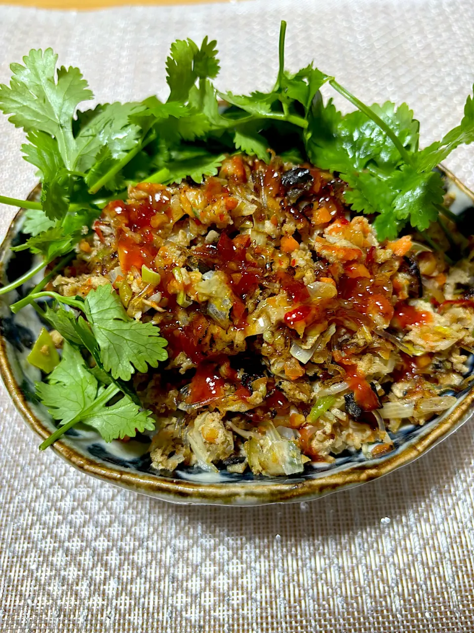 今日の夜ごはん~揚げ春巻きの中身丼🌿パクチー添え~|ゆかｕさん