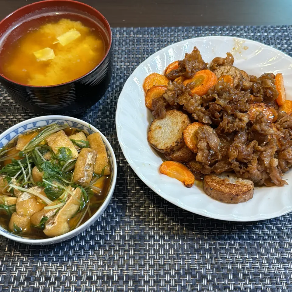 Snapdishの料理写真:冬瓜？と豆腐の味噌汁・水菜と油揚げの煮浸し・長いもとにんじんと豚肉の焼きサラダ|a-parkさん