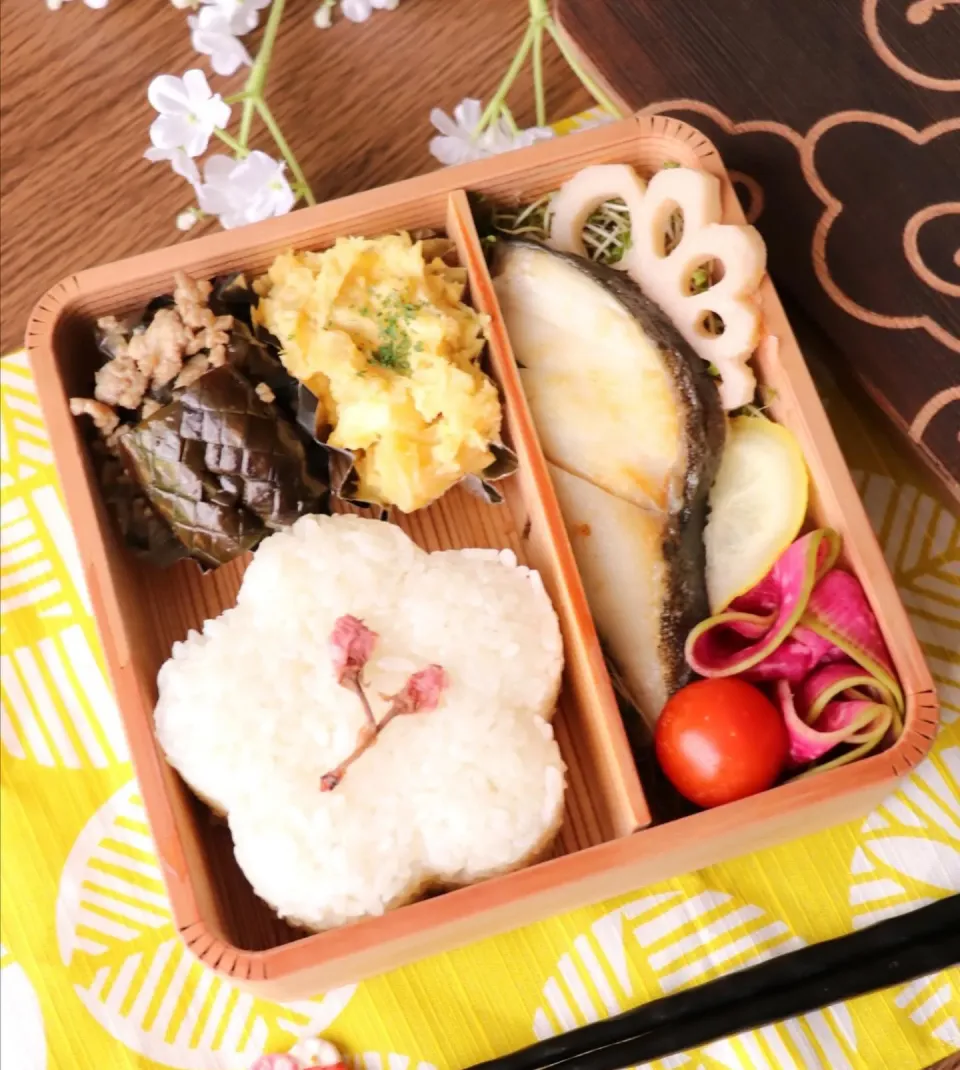 Snapdishの料理写真:桜ご飯弁当|Harucookさん