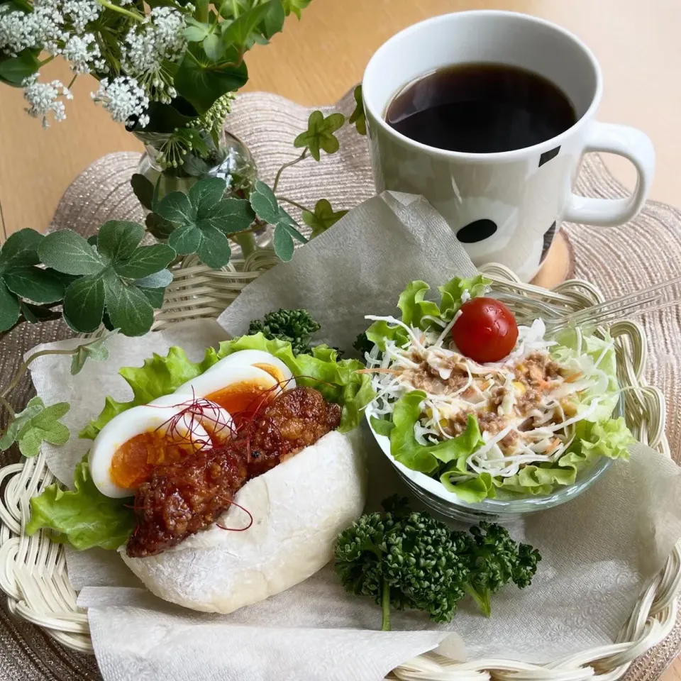 Snapdishの料理写真:4/6❤︎甘辛から揚げたまごサンド🌱✨

＊ もっちり白パン
＊ 甘辛から揚げ
＊ 半熟たまご
＊ フリルレタス 
＊ グリーンサラダ🥗|Makinsさん