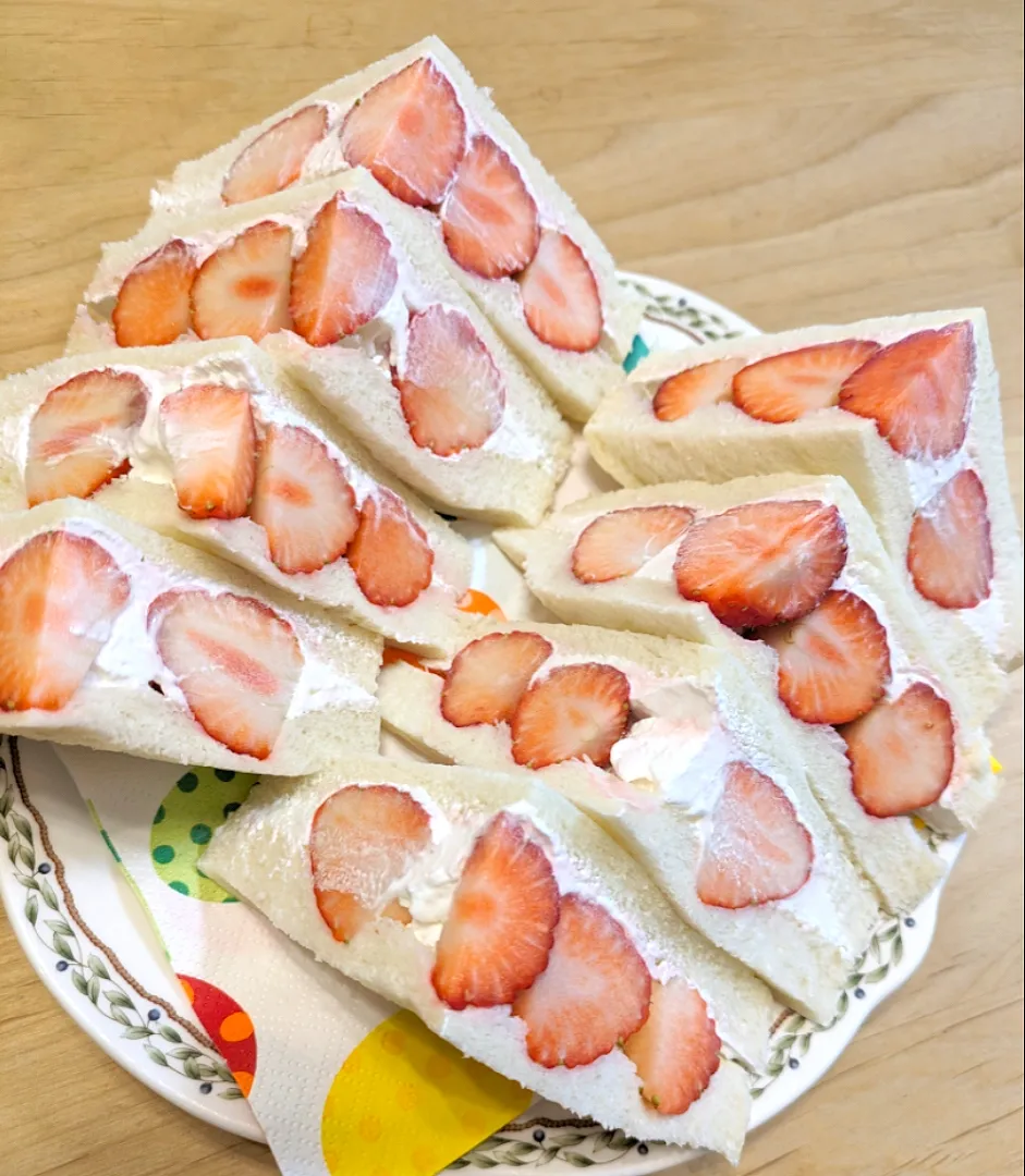 🍓休日の朝にいちごサンド🍓|M子⁽⁽ ◟(∗ ˊωˋ ∗)◞ ⁾⁾さん