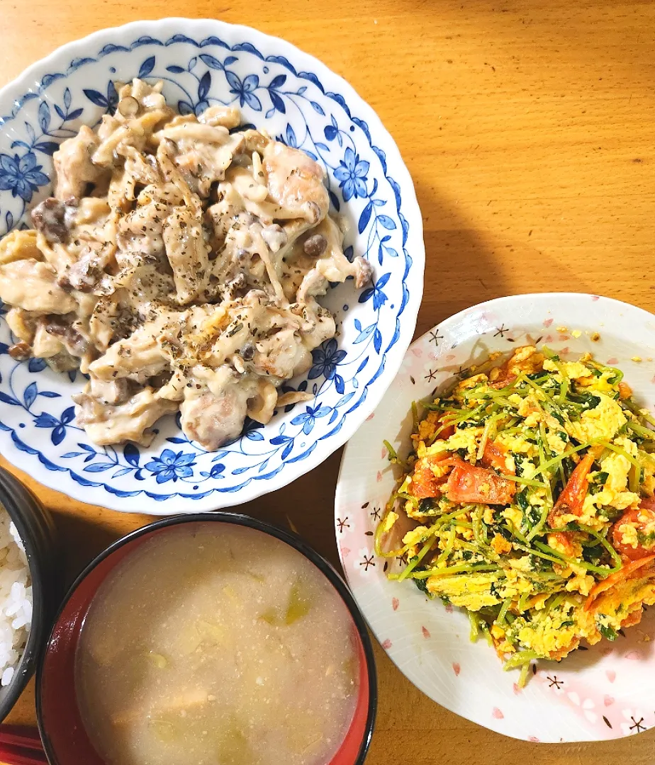 鶏ときのこのクリーム煮、豆苗とトマトの卵炒め|さきさん