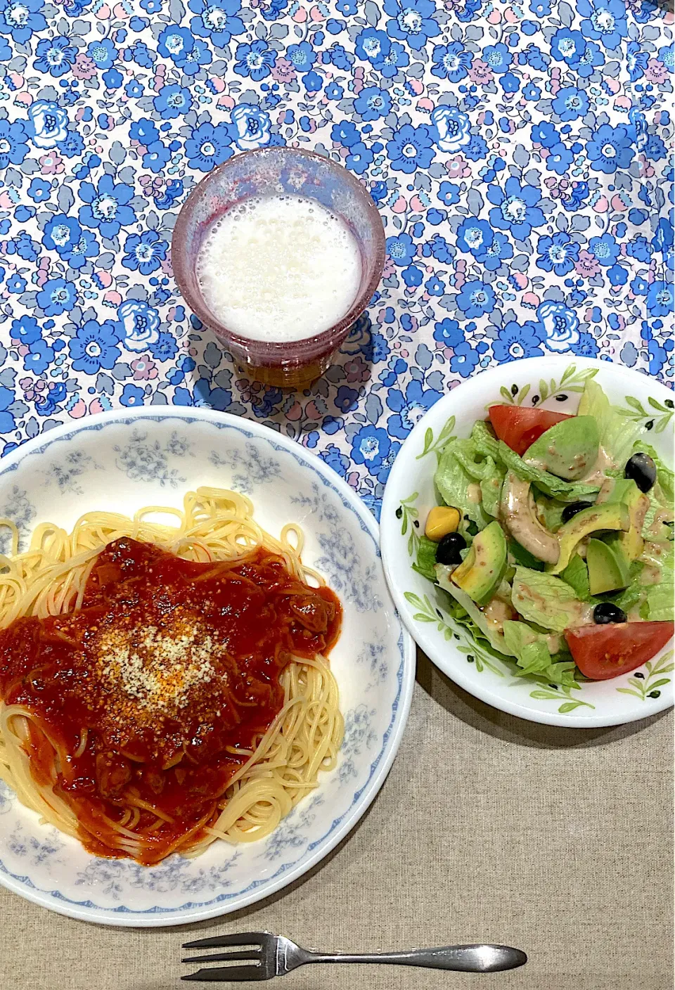 晴れ風ビールとあさりトマトパスタとアボカドサラダ|おしゃべり献立さん